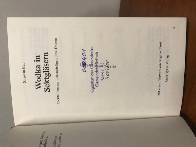 Wodka in Sektgläsern, Kuo