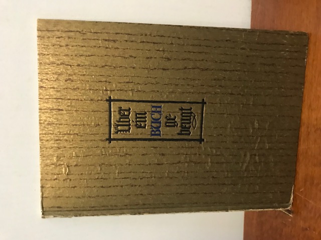 Über ein Buch gebeugt 1947