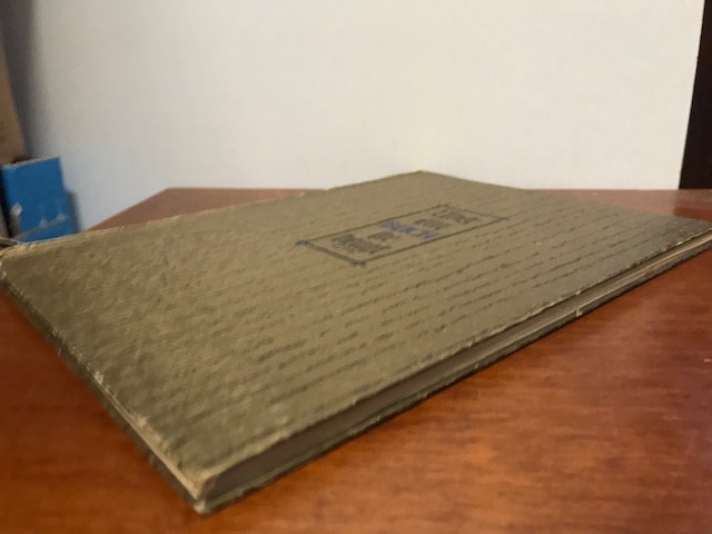 Über ein Buch gebeugt 1947