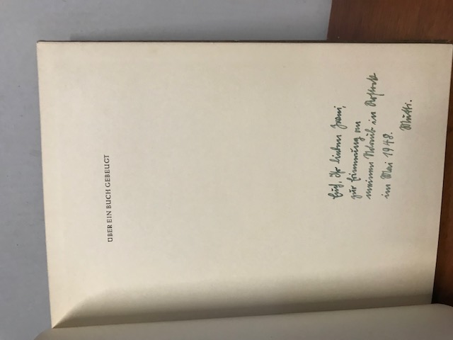 Über ein Buch gebeugt 1947