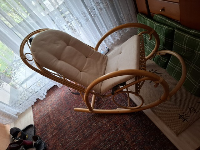 Schaukelstuhl aus Rattan mit Polsterung