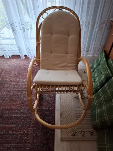 Schaukelstuhl aus Rattan mit Polsterung