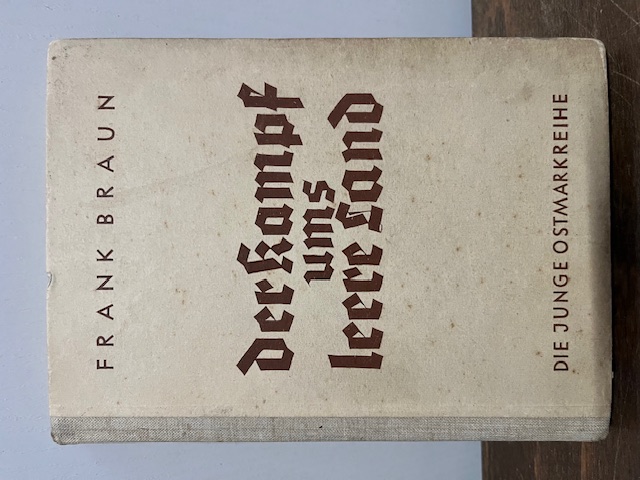 Der Kampf ums leere Land, Braun