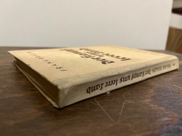 Der Kampf ums leere Land, Braun