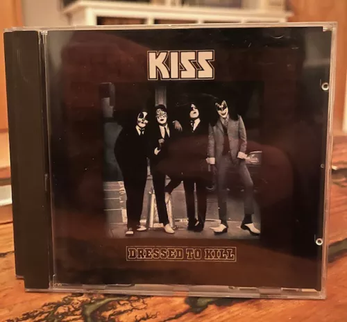 CD Kiss, Dressed to kill