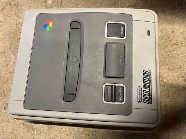 Super Nintendo mit 2 Controllern + 3 Spielen