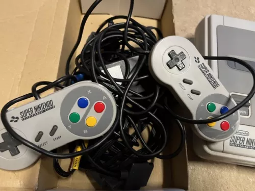 Super Nintendo mit 2 Controllern + 3 Spielen