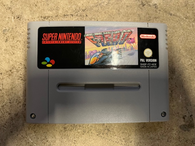 Super Nintendo mit 2 Controllern + 3 Spielen