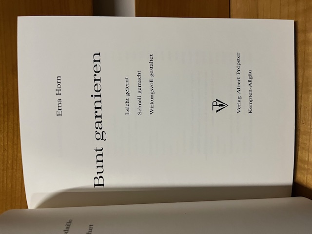 Bunt garnieren, Horn