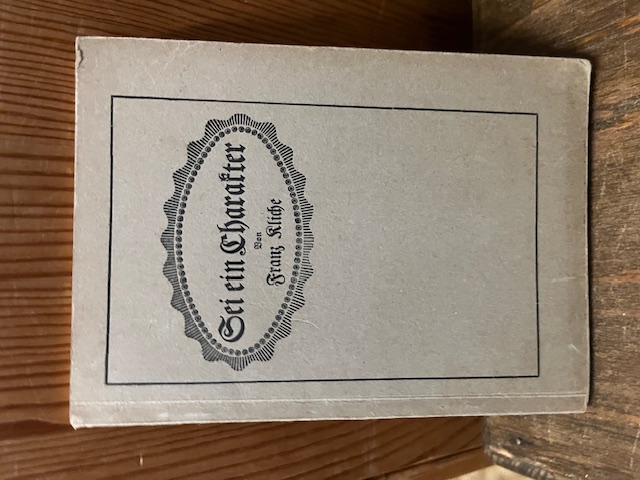 Sei ein Charakter, Kliche