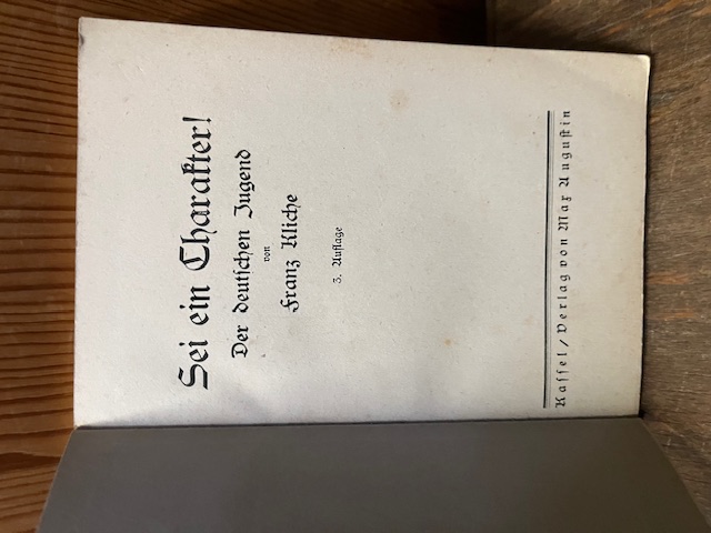 Sei ein Charakter, Kliche