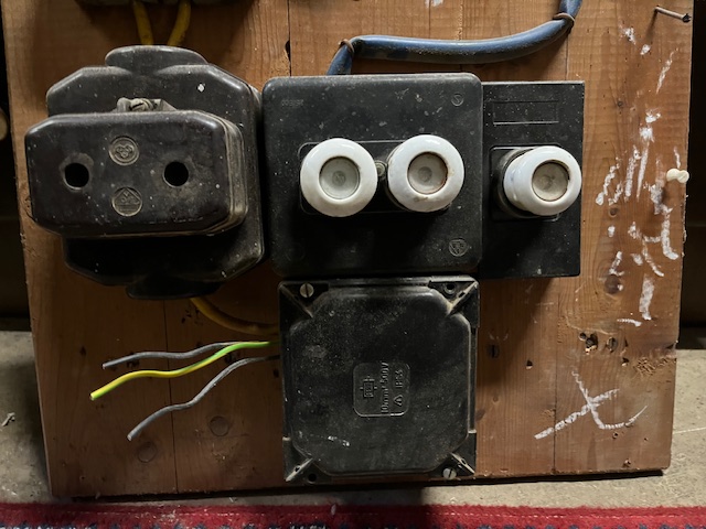 Vintage Verteilung, Steckdosen, etc. auf Holz