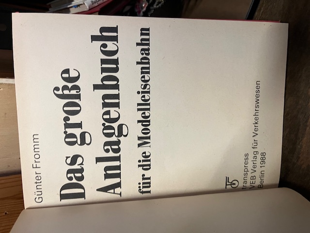 Das gro&szlig;e Anlagenbuch f&uuml;r die Modelleisenbahn, Fro